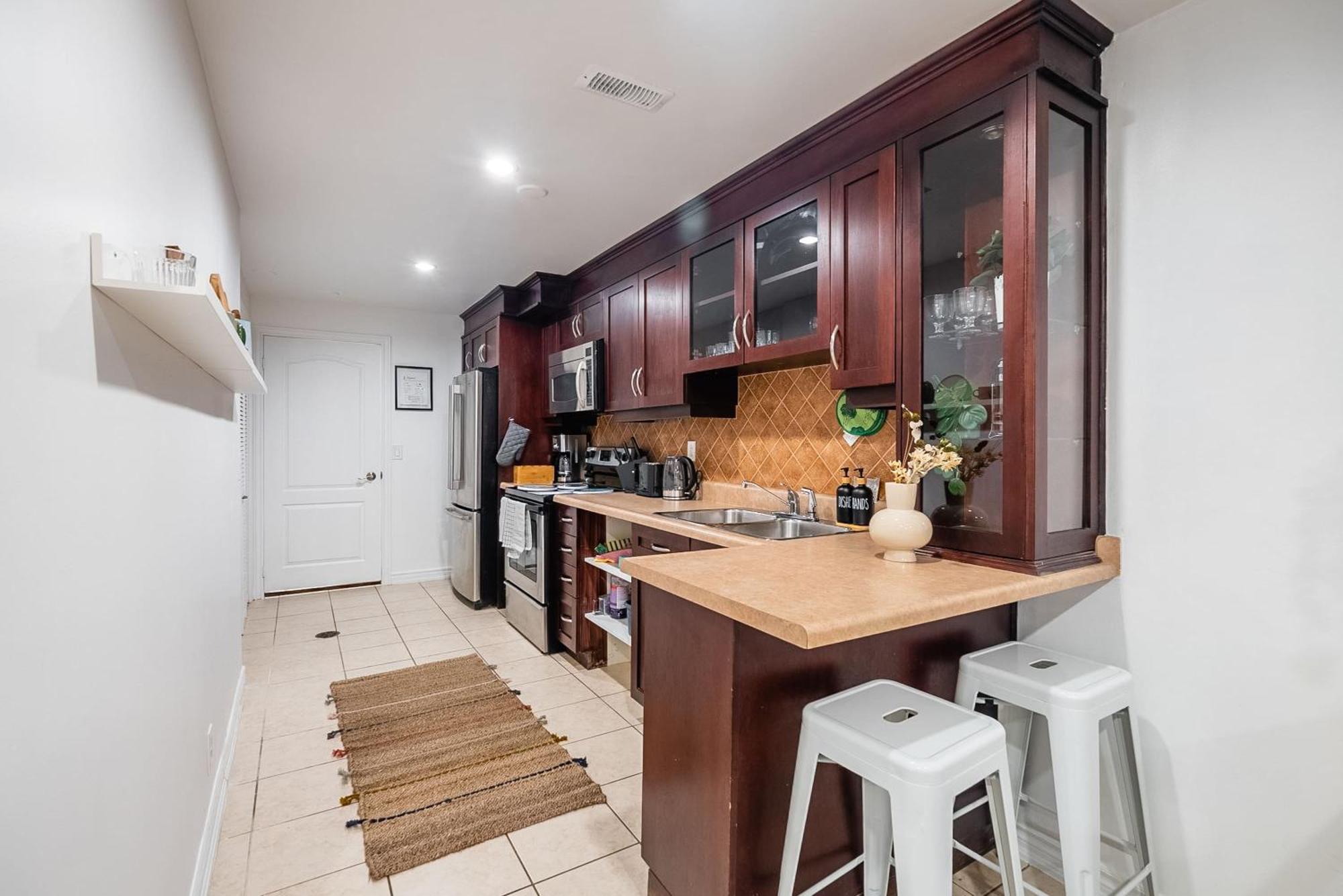 Basement Suite With Private Patio In Davenport トロント エクステリア 写真