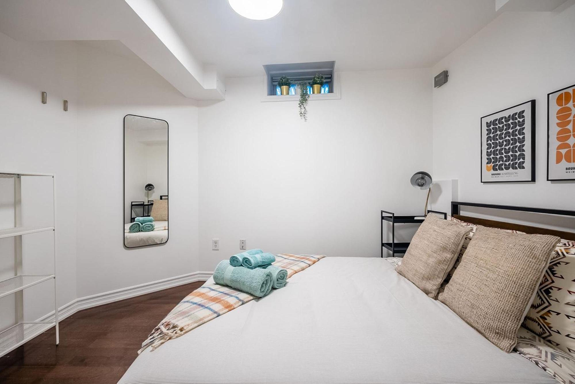 Basement Suite With Private Patio In Davenport トロント エクステリア 写真
