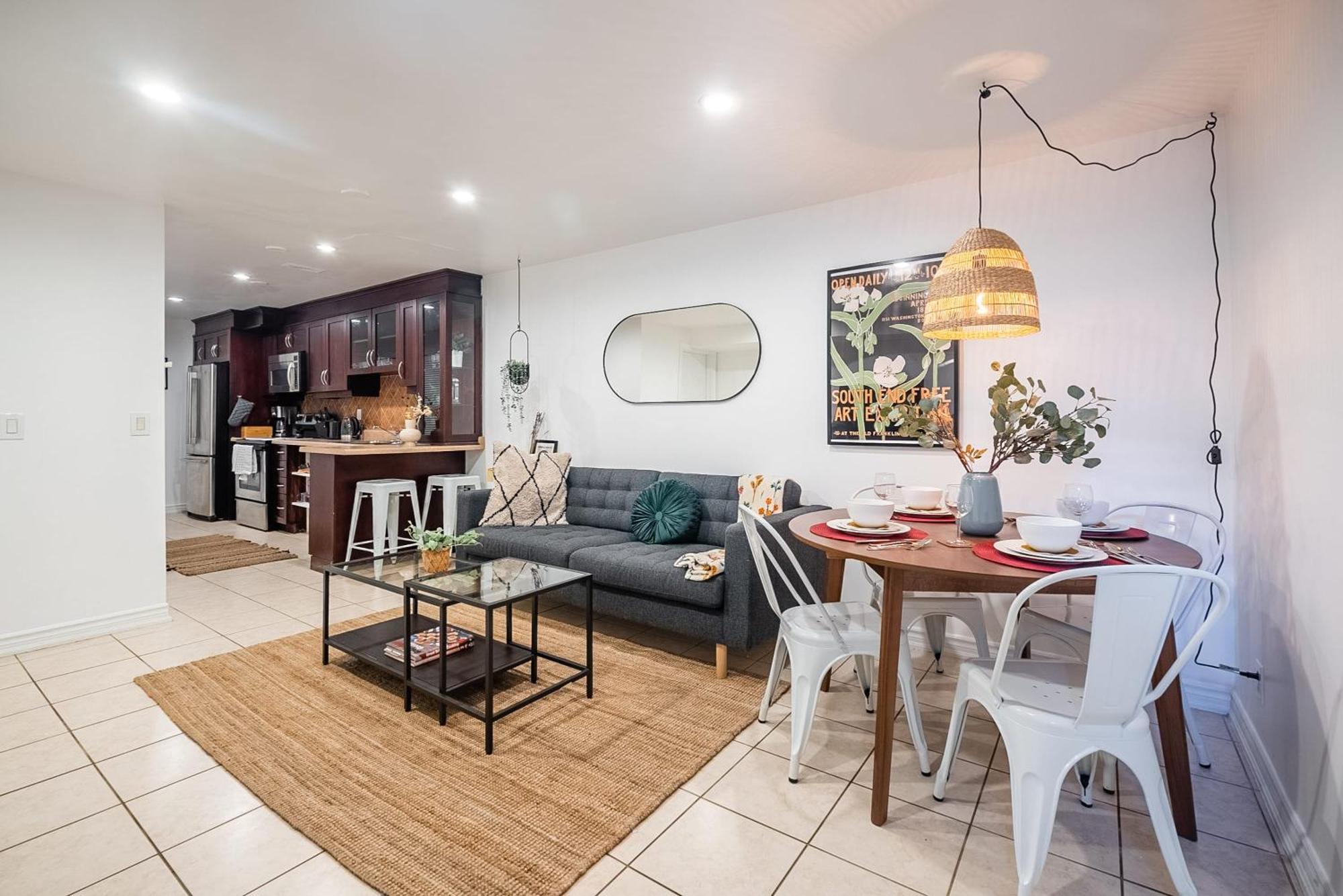 Basement Suite With Private Patio In Davenport トロント エクステリア 写真
