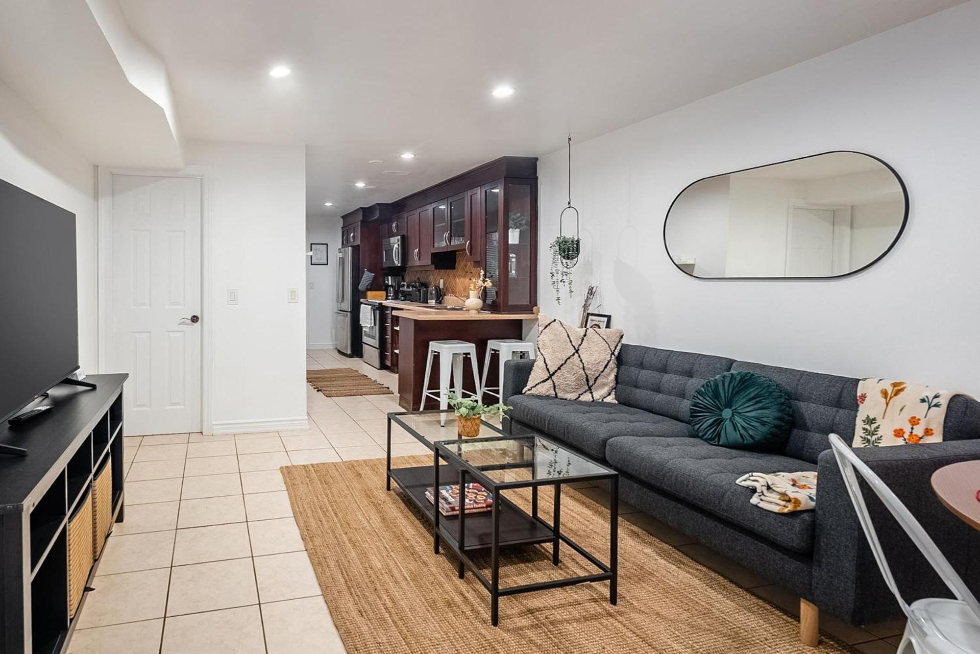 Basement Suite With Private Patio In Davenport トロント エクステリア 写真