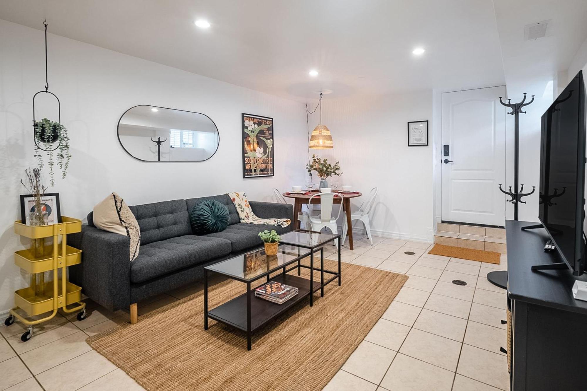 Basement Suite With Private Patio In Davenport トロント エクステリア 写真