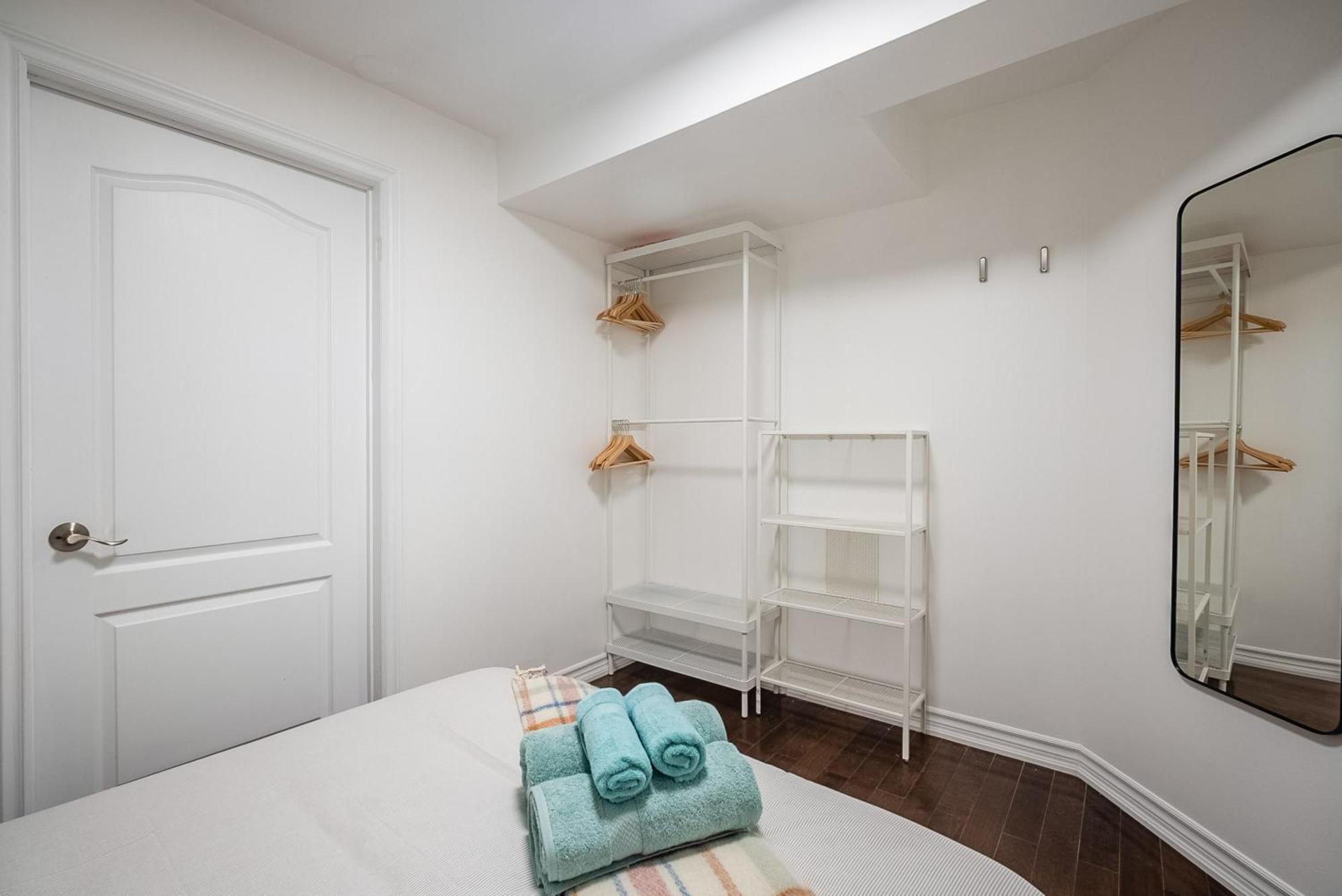 Basement Suite With Private Patio In Davenport トロント エクステリア 写真